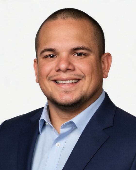 Gio De La Peña, Insurance Broker
